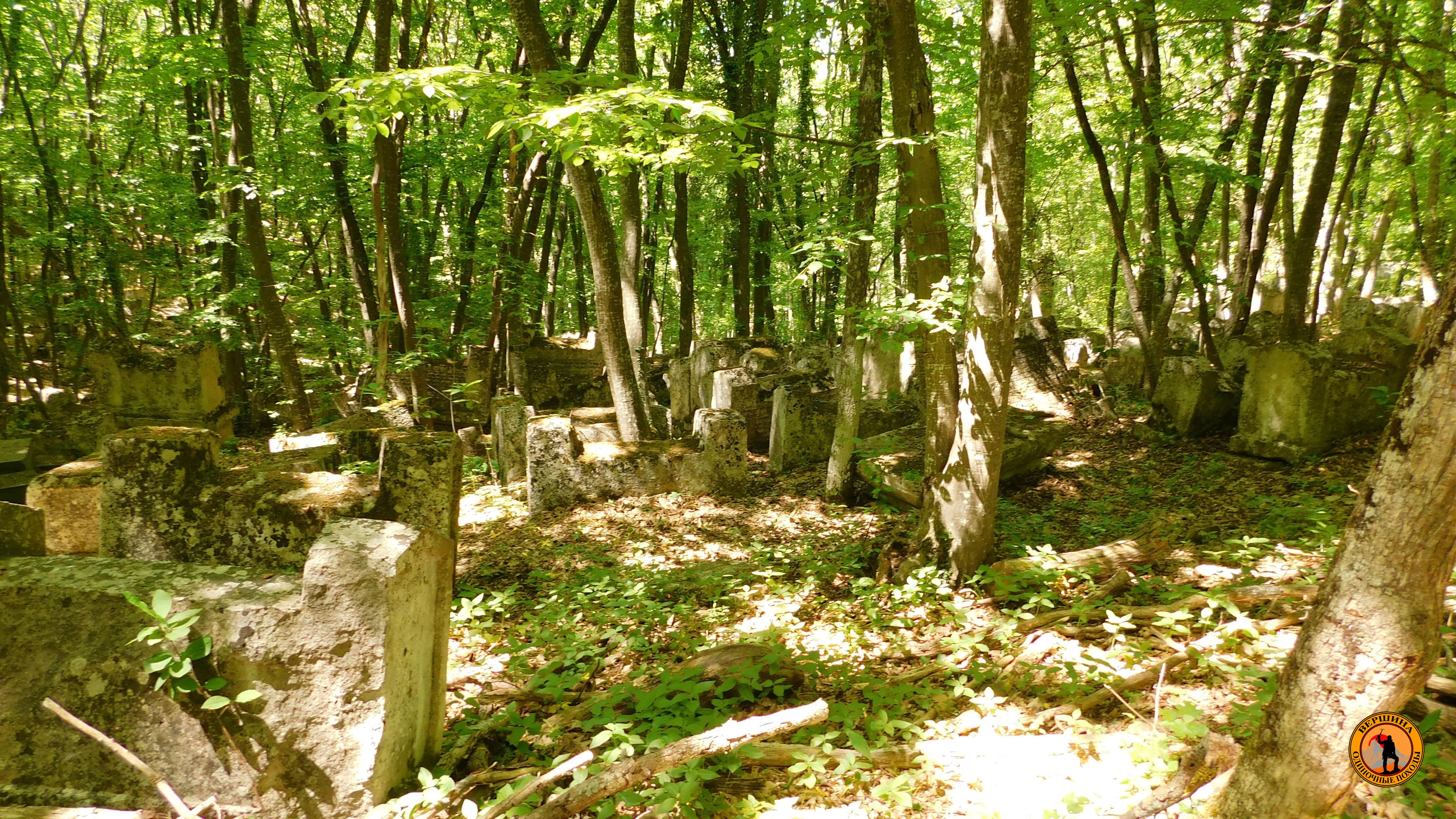 Балта-Теймез, караимское кладбище